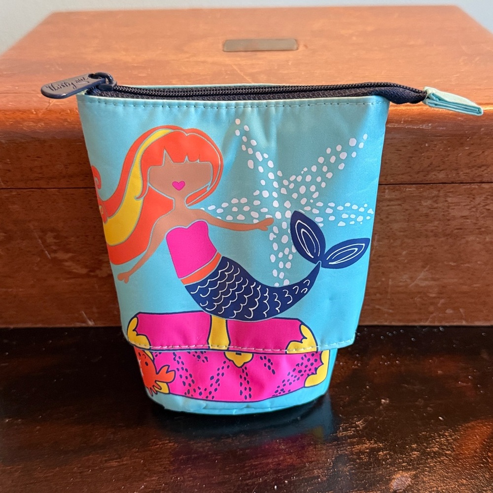 NWOT Hide & Peek Pouch in Mermaid Treasure Print by Thirty-One